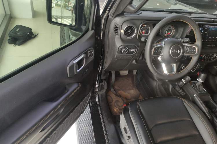 Used Jeep Wrangler 2024 2.0T Sahara Four-Door Edition Driver Seat