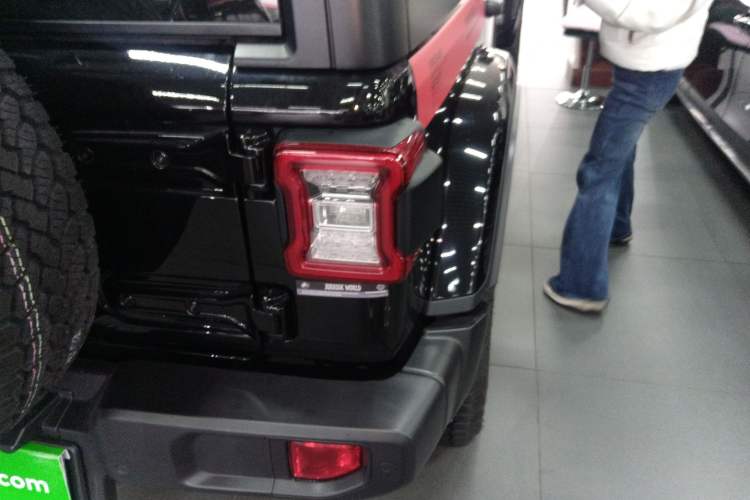 Used Jeep Wrangler 2024 2.0T Sahara Four-Door Edition Exterior 3