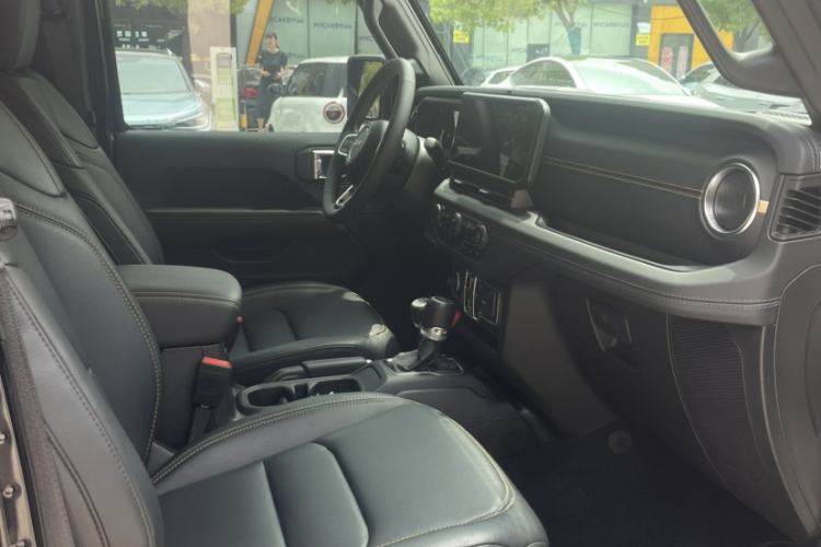 Used Jeep Wrangler 2024 2.0T Sahara Four-Door Edition Interior 5