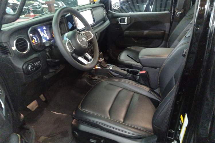 Used Jeep Wrangler 2024 2.0T Sahara Four-Door Edition Left Front Seat