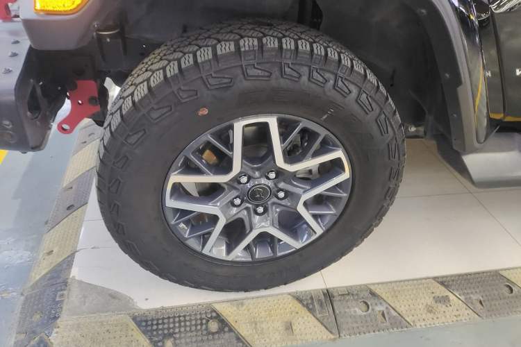 Used Jeep Wrangler 2024 2.0T Sahara Four-Door Edition Left Front Wheel Hub
