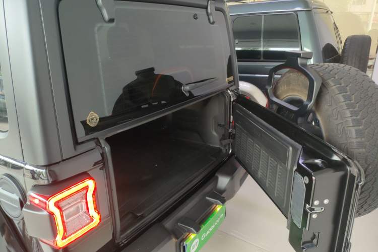 Used Jeep Wrangler 2024 2.0T Sahara Four-Door Edition Trunk