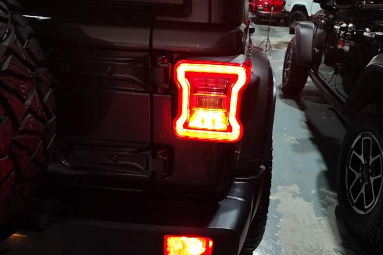 Used Jeep Wrangler 2024 2.0T Sahara Four-Door Edition Exterior 3