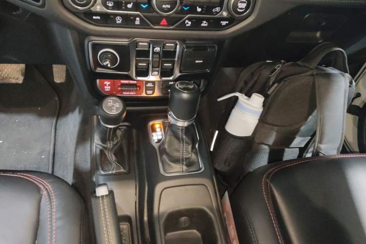 Used Jeep Wrangler 2024 2.0T Robin Hood Four-Door Edition Gear Lever
