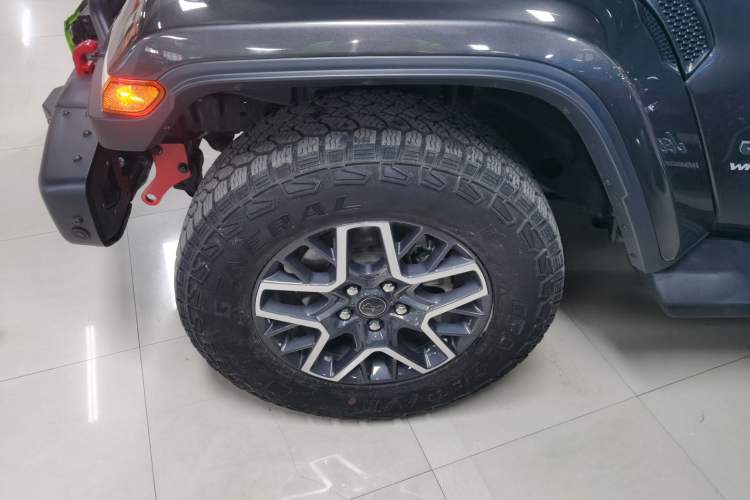 Used Jeep Wrangler 2024 2.0T Sahara Four-Door Edition Left Front Wheel Hub