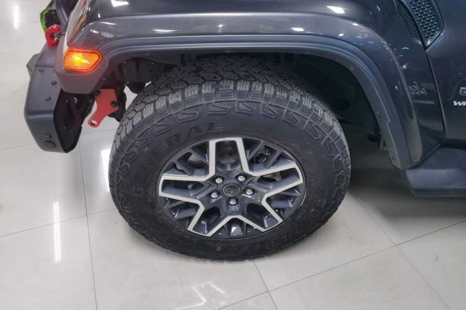 Used Jeep Wrangler 2024 2.0T Sahara Four-Door Edition Left Front Wheel Hub