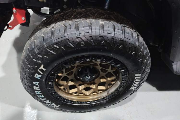 Used Jeep Wrangler 2024 2.0T Sahara Four-Door Edition Left Front Wheel Hub