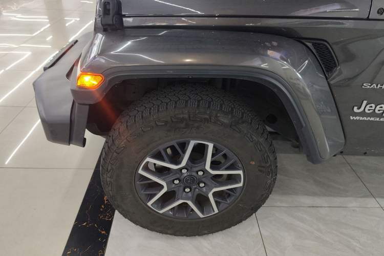 Used Jeep Wrangler 2024 2.0T Sahara Four-Door Edition Left Front Wheel Hub