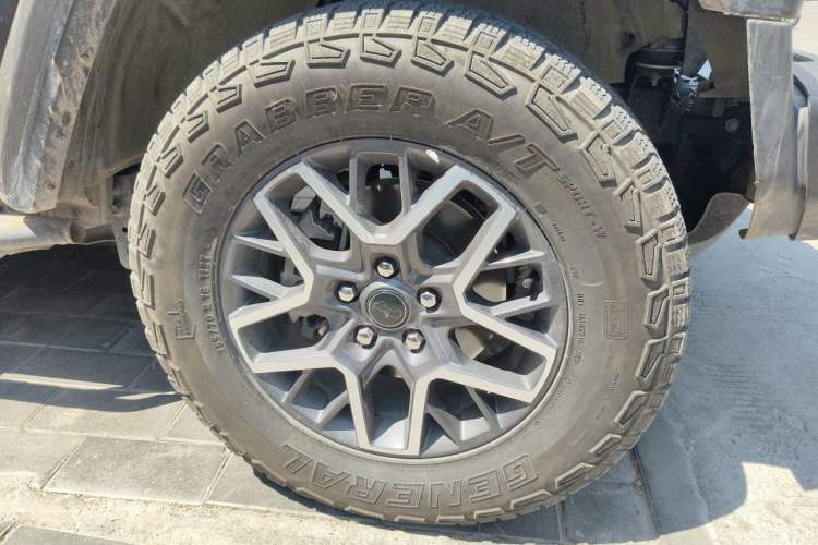 Used Jeep Wrangler 2024 2.0T Sahara Four-Door Edition Right Front Wheel Hub