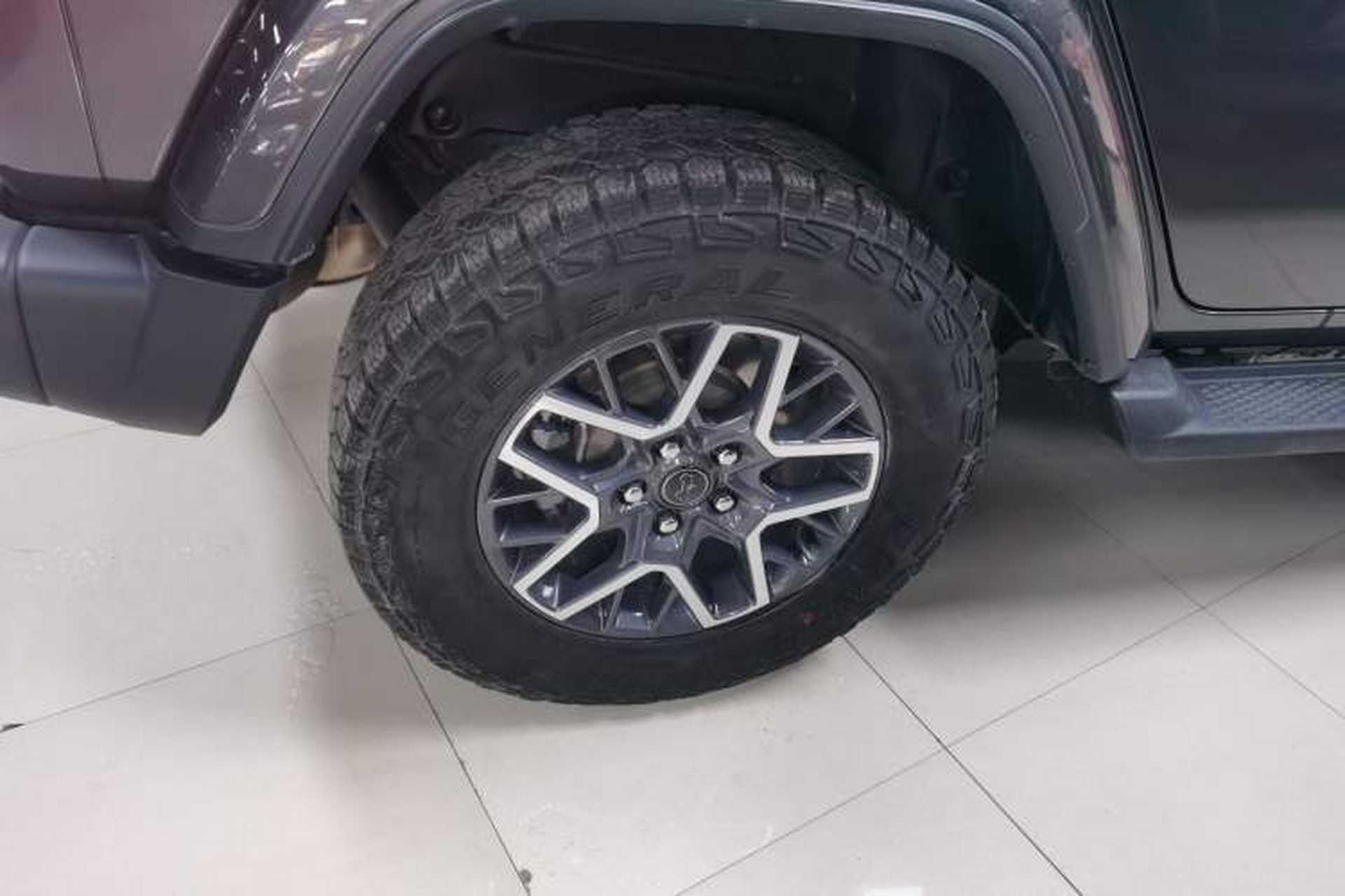 Used Jeep Wrangler 2024 2.0T Sahara Four-Door Edition Right Rear Wheel Hub