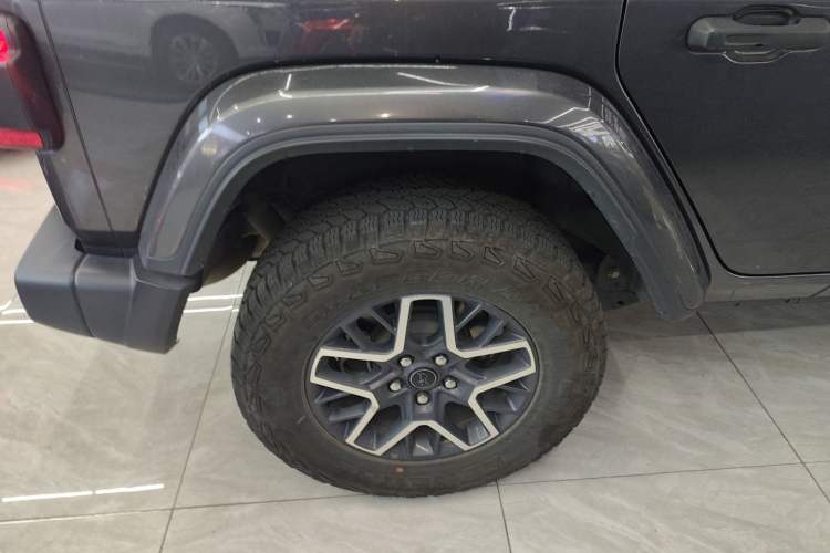 Used Jeep Wrangler 2024 2.0T Sahara Four-Door Edition Right Rear Wheel Hub