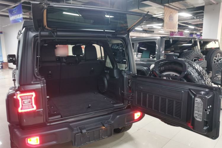 Used Jeep Wrangler 2024 2.0T Sahara Four-Door Edition Trunk