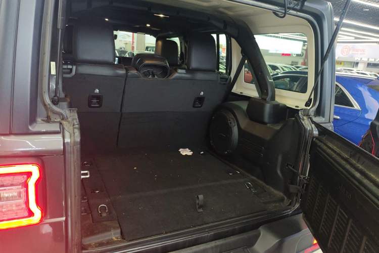 Used Jeep Wrangler 2024 2.0T Sahara Four-Door Edition Trunk