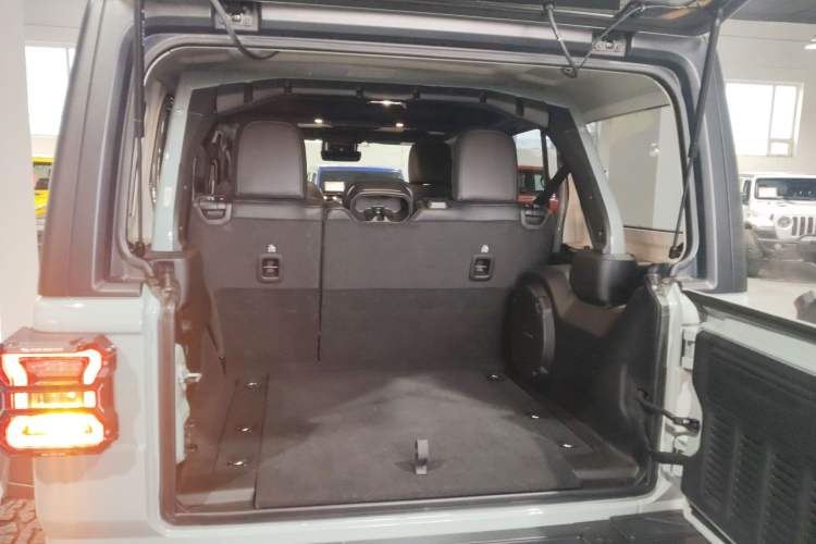 Used Jeep Wrangler 2024 2.0T Robin Hood Four-Door Edition Trunk