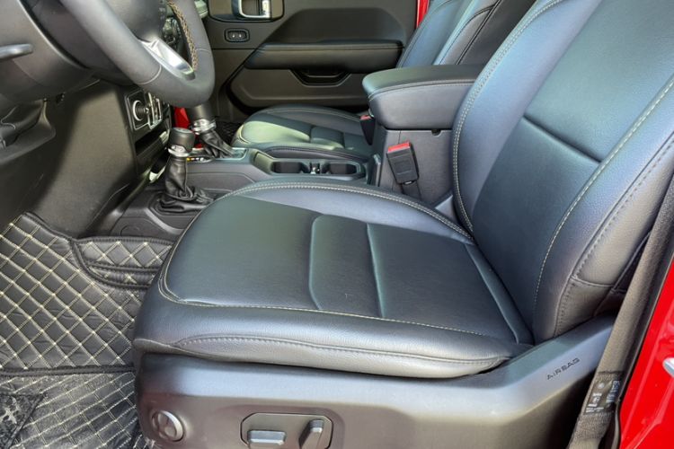 Used Jeep Wrangler 2024 2.0T Sahara Four-Door Edition Interior 12