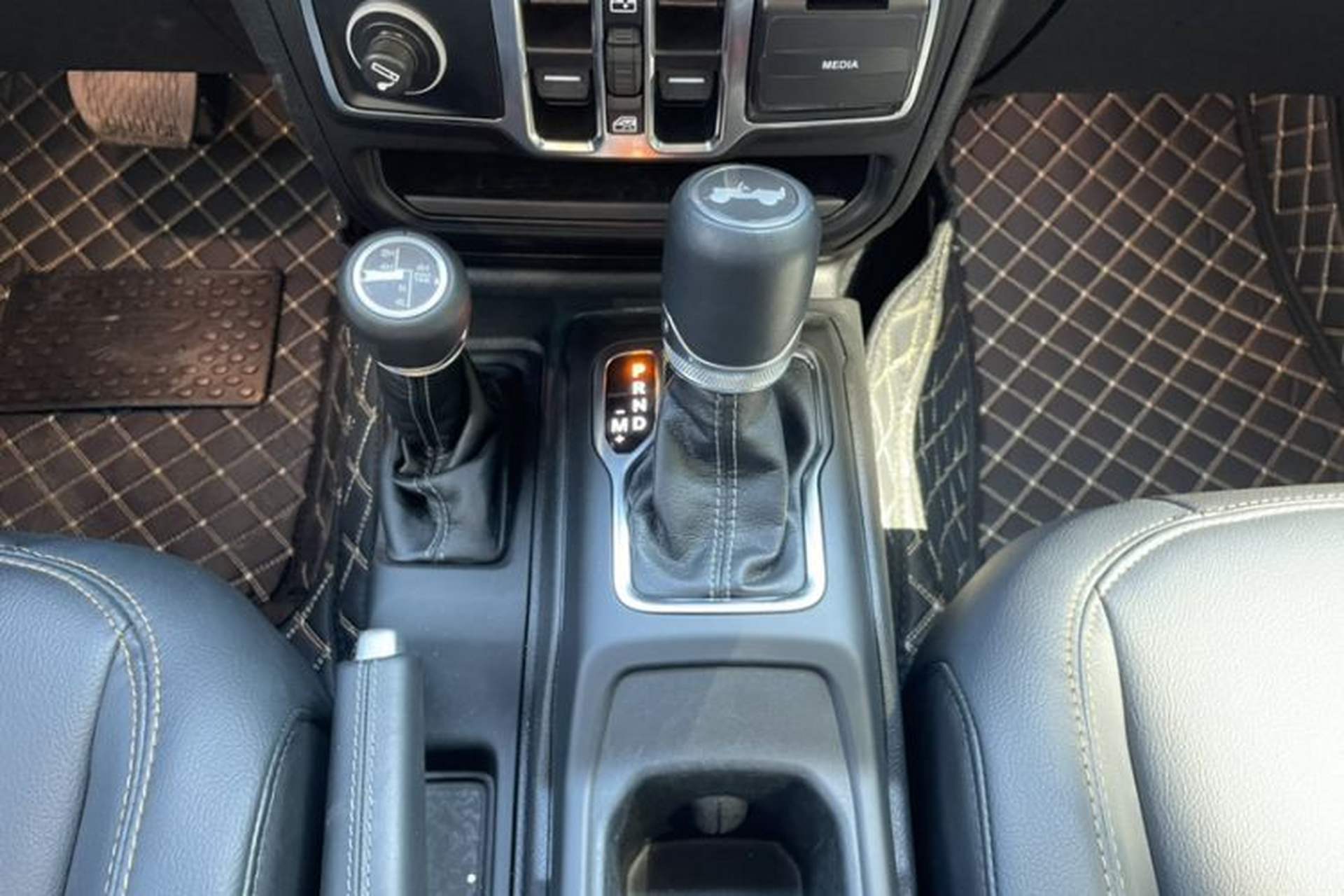 Used Jeep Wrangler 2024 2.0T Sahara Four-Door Edition Interior 13