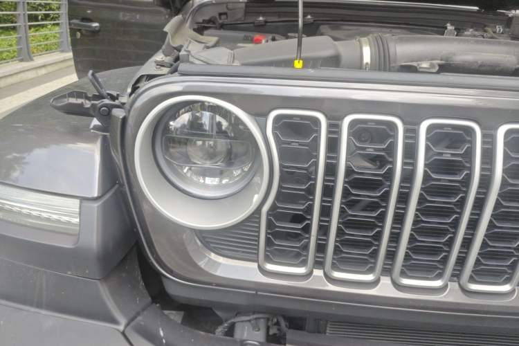 Used Jeep Wrangler 2024 2.0T Sahara Four-Door Edition Right Front Headlight