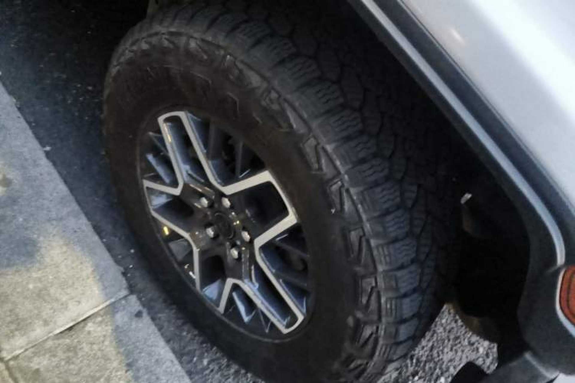 Used Jeep Wrangler 2024 2.0T Sahara Four-Door Edition Right Front Wheel Hub