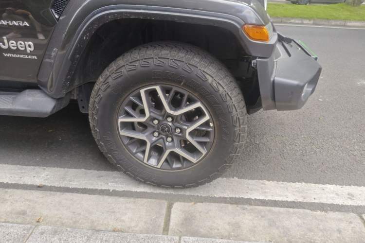 Used Jeep Wrangler 2024 2.0T Sahara Four-Door Edition Right Front Wheel Hub