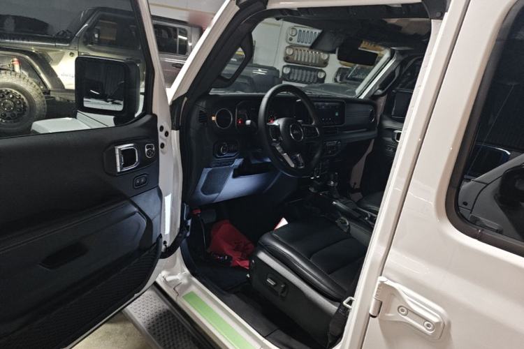 Used Jeep Wrangler 2024 2.0T Sahara Four-Door Edition Driver Seat