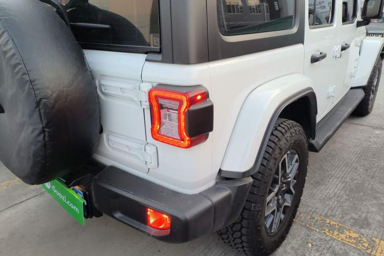 Used Jeep Wrangler 2024 2.0T Sahara Four-Door Edition Exterior 6