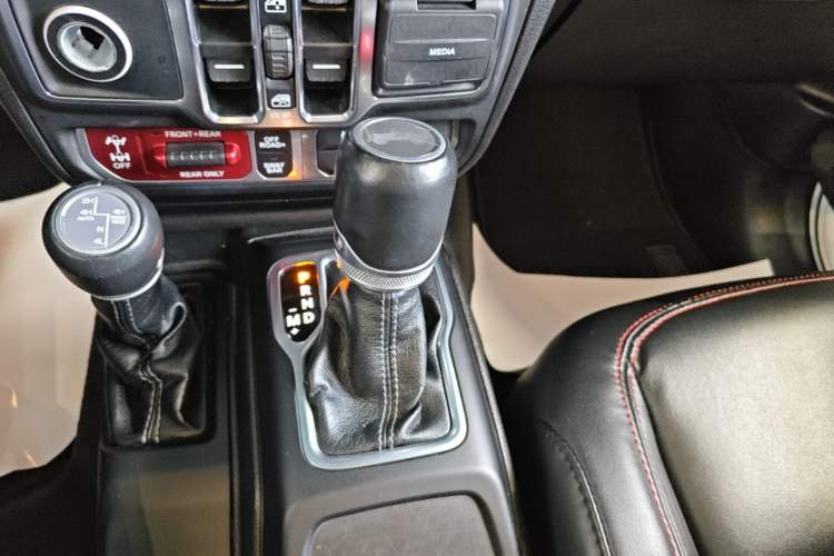 Used Jeep Wrangler 2024 2.0T Robin Hood Four-Door Edition Gear Lever