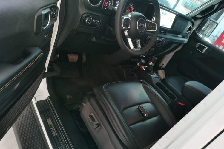 Used Jeep Wrangler 2024 2.0T Sahara Four-Door Edition Interior 3