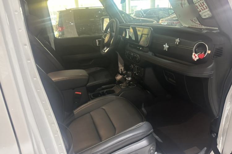 Used Jeep Wrangler 2024 2.0T Sahara Four-Door Edition Interior 4