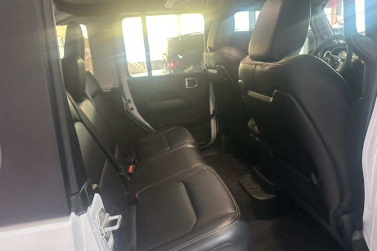 Used Jeep Wrangler 2024 2.0T Sahara Four-Door Edition Interior 6