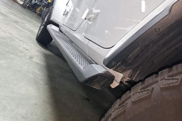 Used Jeep Wrangler 2024 2.0T Sahara Four-Door Edition Left Side Sill