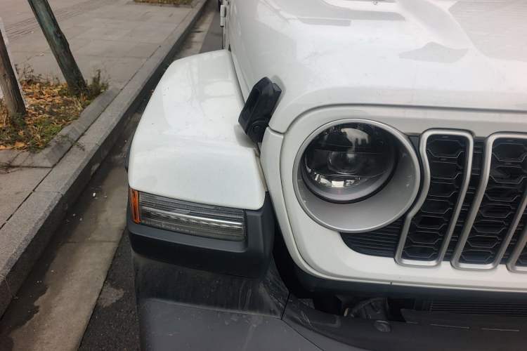 Used Jeep Wrangler 2024 2.0T Sahara Four-Door Edition Right Front Headlight