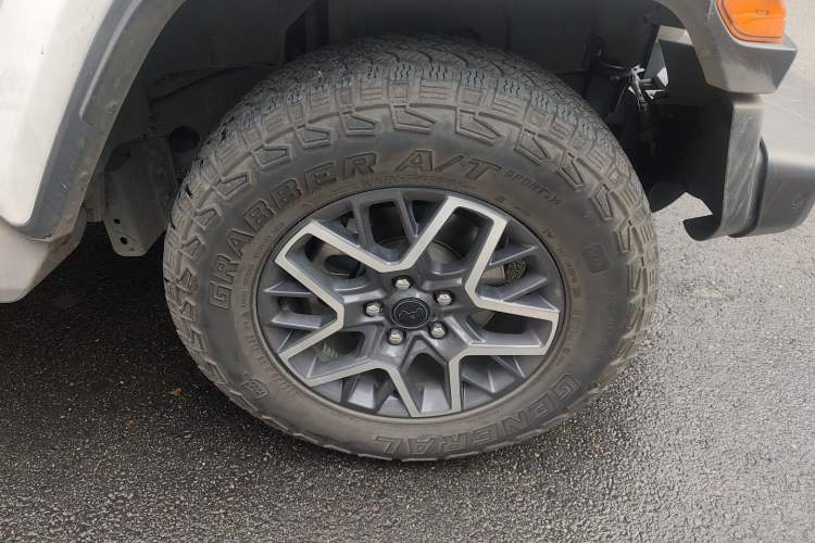 Used Jeep Wrangler 2024 2.0T Sahara Four-Door Edition Right Front Wheel Hub