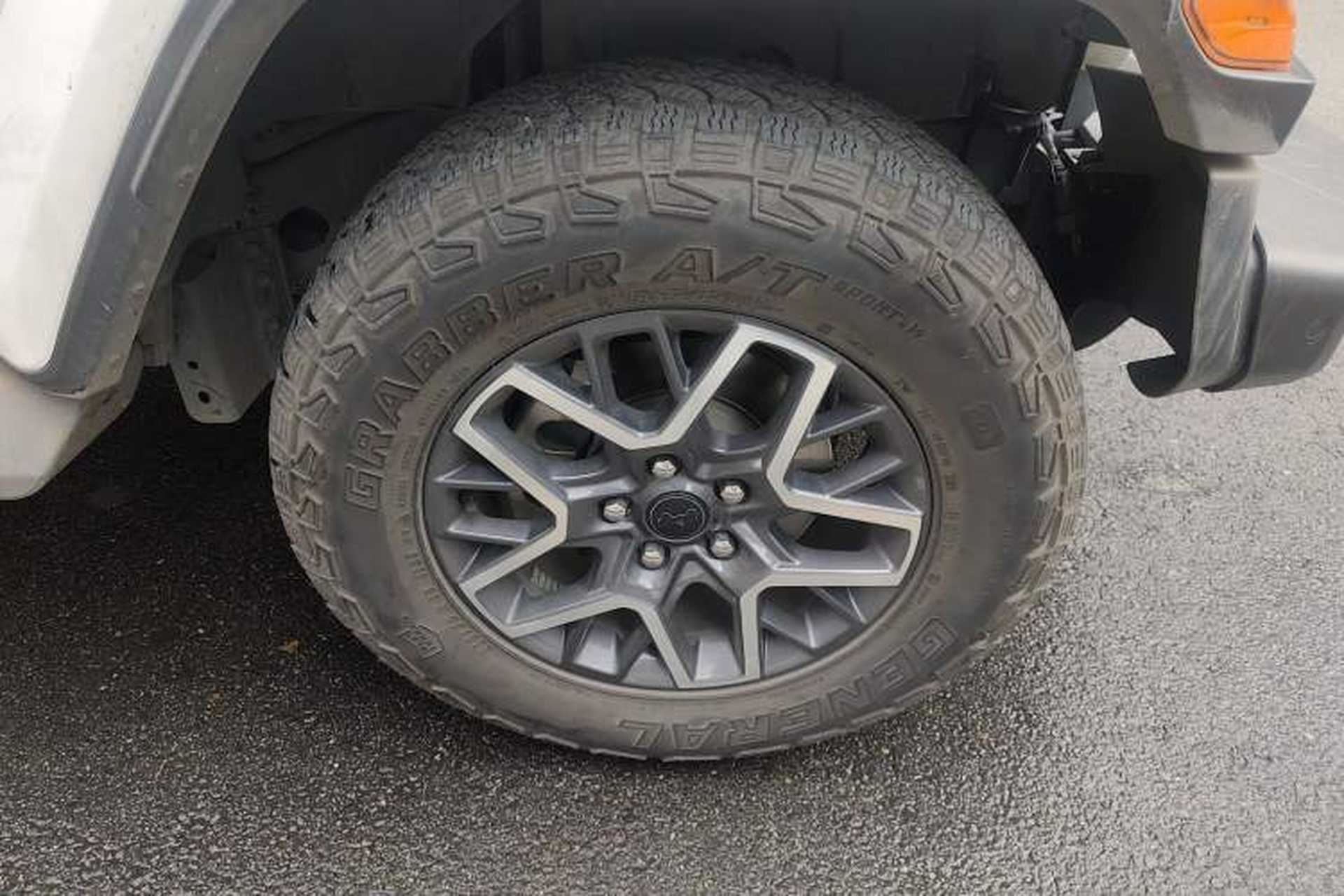 Used Jeep Wrangler 2024 2.0T Sahara Four-Door Edition Right Front Wheel Hub
