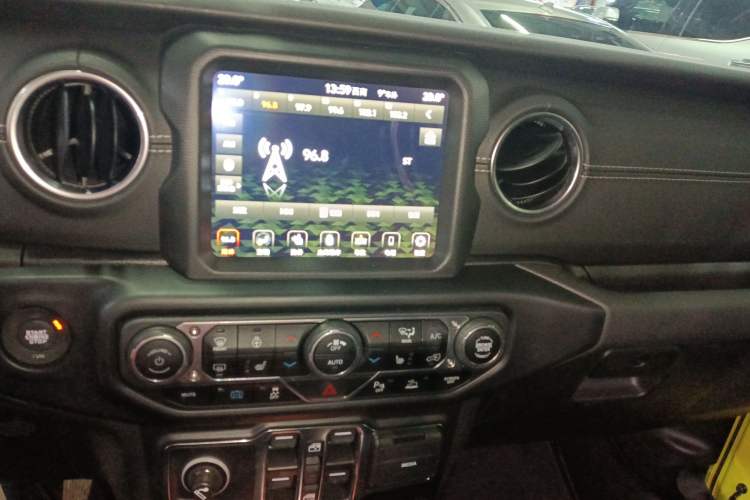 Used Jeep Wrangler New Energy 2022 Four-Door 2.0T 4xe Sahara Fluorescent Yellow Limited Edition Audio And AC Panel