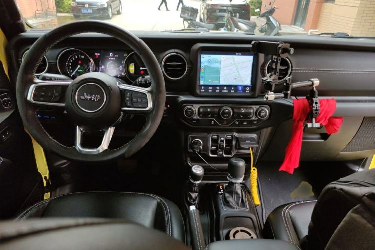 Used Jeep Wrangler New Energy 2022 Four-Door 2.0T 4xe Sahara Fluorescent Yellow Limited Edition Center Console