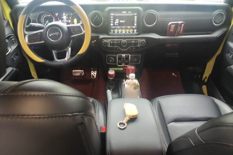 Used Jeep Wrangler New Energy 2022 Four-Door 2.0T 4xe Sahara Fluorescent Yellow Limited Edition Center Console