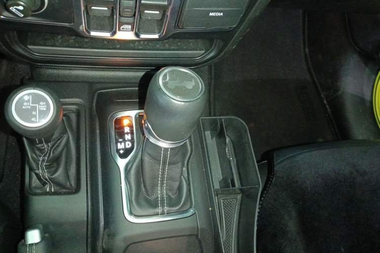 Used Jeep Wrangler New Energy 2022 Four-Door 2.0T 4xe Sahara Fluorescent Yellow Limited Edition Gear Lever