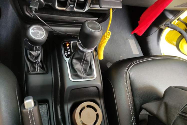 Used Jeep Wrangler New Energy 2022 Four-Door 2.0T 4xe Sahara Fluorescent Yellow Limited Edition Gear Lever