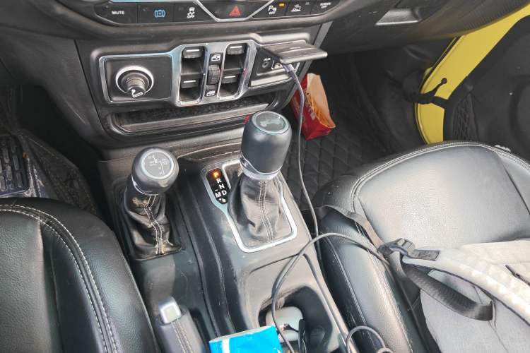 Used Jeep Wrangler New Energy 2022 Four-Door 2.0T 4xe Sahara Fluorescent Yellow Limited Edition Gear Lever