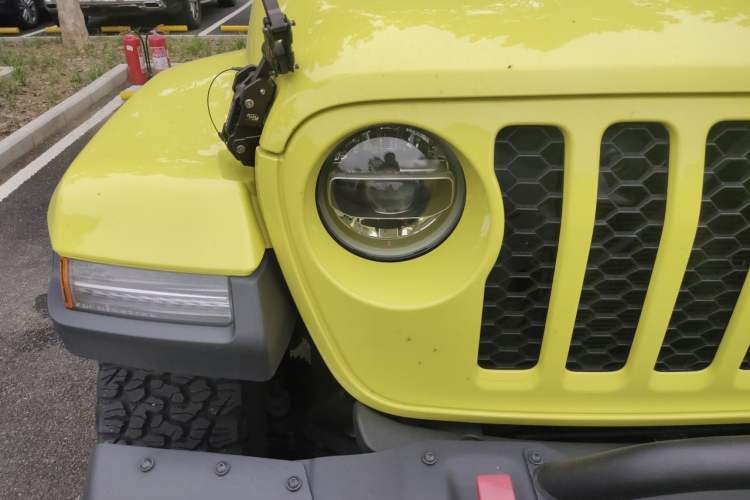 Used Jeep Wrangler New Energy 2022 Four-Door 2.0T 4xe Sahara Fluorescent Yellow Limited Edition Right Front Headlight