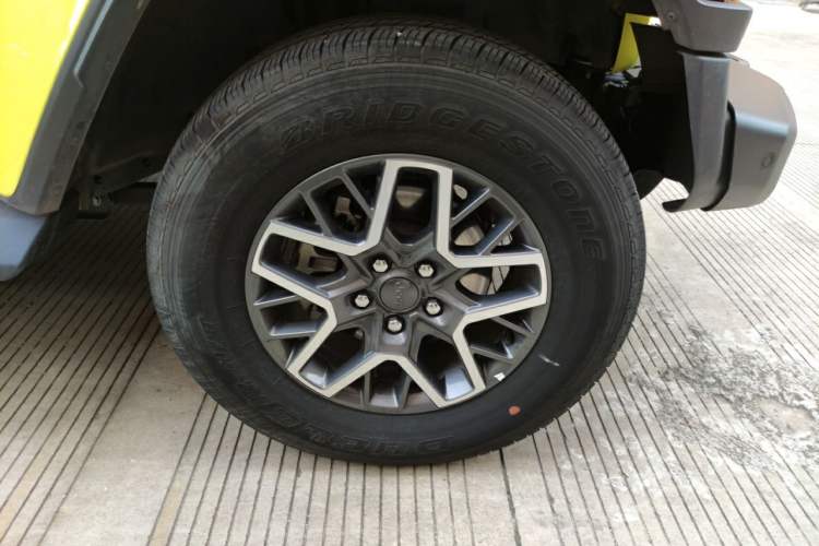 Used Jeep Wrangler New Energy 2022 Four-Door 2.0T 4xe Sahara Fluorescent Yellow Limited Edition Right Front Wheel Hub