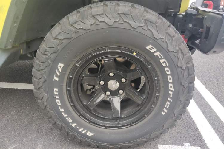 Used Jeep Wrangler New Energy 2022 Four-Door 2.0T 4xe Sahara Fluorescent Yellow Limited Edition Right Front Wheel Hub