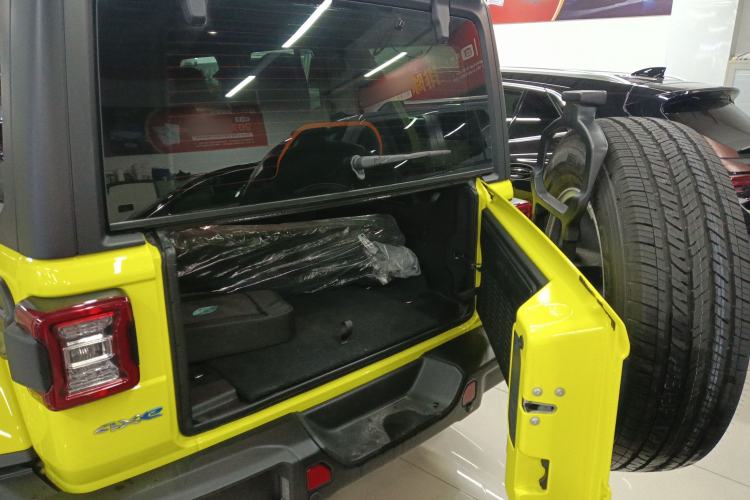 Used Jeep Wrangler New Energy 2022 Four-Door 2.0T 4xe Sahara Fluorescent Yellow Limited Edition Trunk