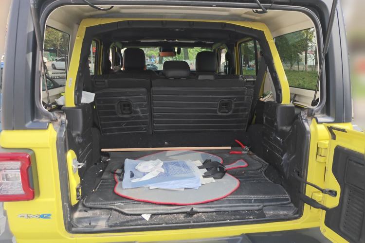 Used Jeep Wrangler New Energy 2022 Four-Door 2.0T 4xe Sahara Fluorescent Yellow Limited Edition Trunk