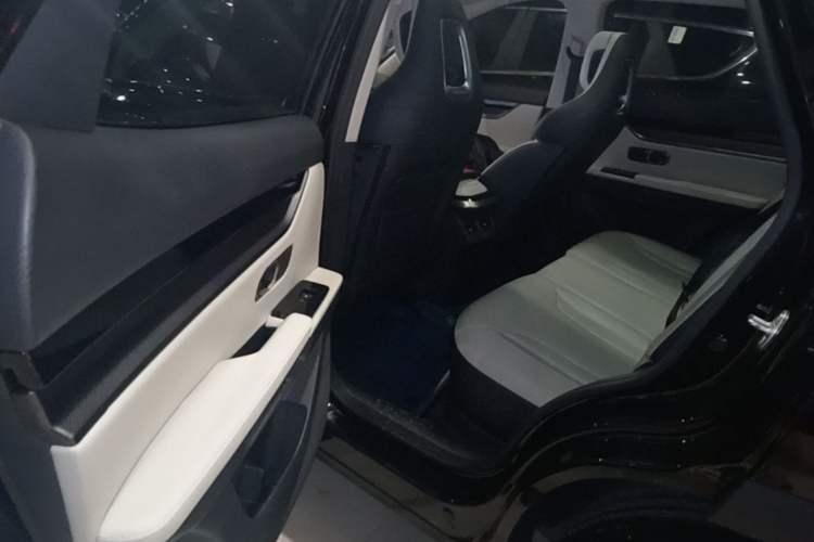 Used JETOUR Dashing i-DM 2022 1.5T DHT Lightning 01 Left Rear Seat