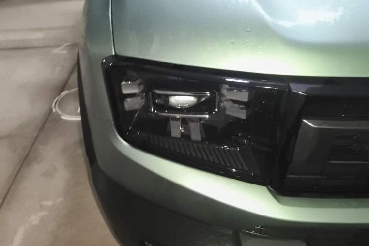 Used JETOUR Freelander 2025 2.0TD Automatic XWD Conqueror Right Front Headlight