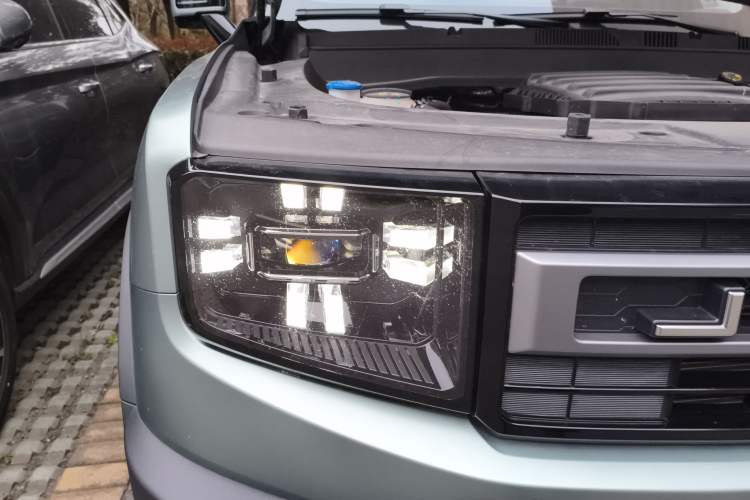 Used JETOUR Freelander 2025 2.0TD Automatic XWD Conqueror Right Front Headlight