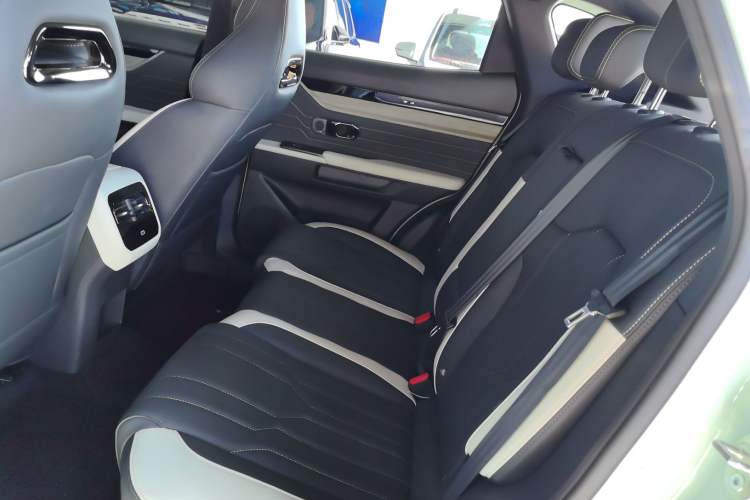 Used JETOUR Shanhai L6 2024 1.5TD DHT ULTRA Interior 4