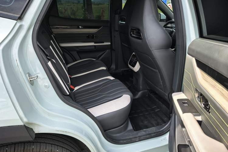 Used JETOUR Shanhai L6 2024 1.5TD DHT MAX Interior 5