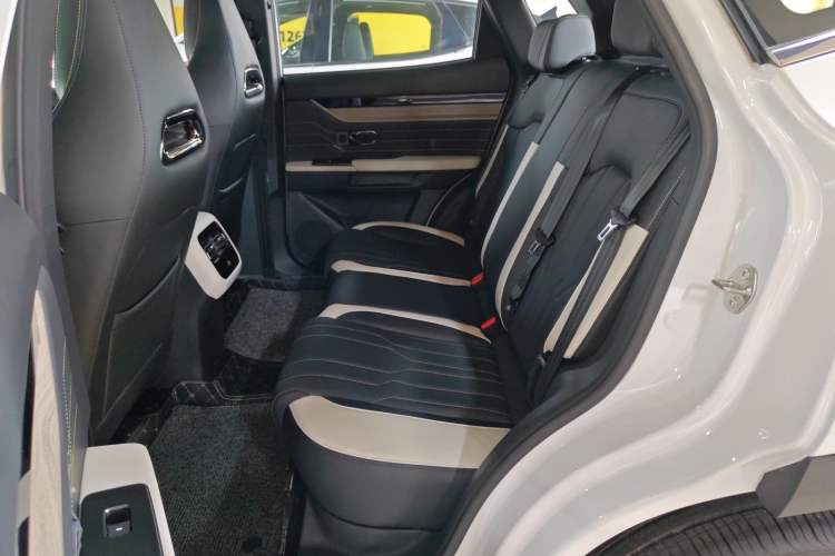 Used JETOUR Shanhai L6 2024 1.5TD DHT MAX Interior 4